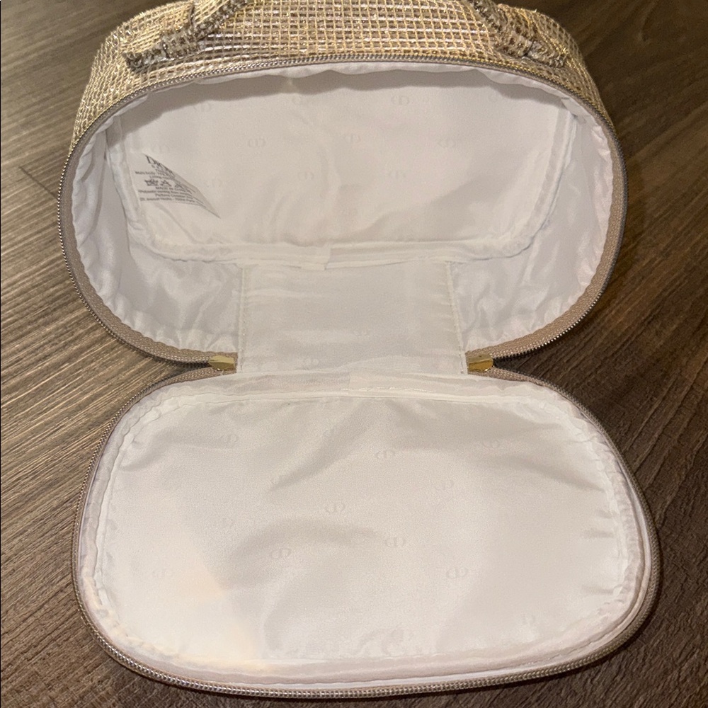 ⭐️ DIOR HOLIDAY MAKE UP COSMETIC POUCH ⭐️ - Picture 6 of 6